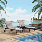 Lot de 3 chaises longues d'extérieur GustoWave, dossier réglable sur 5 positions, avec roulettes et table d'appoint pour patio, bord de piscine et plage