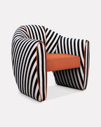 Fauteuil sculptural en satin et velours rayé