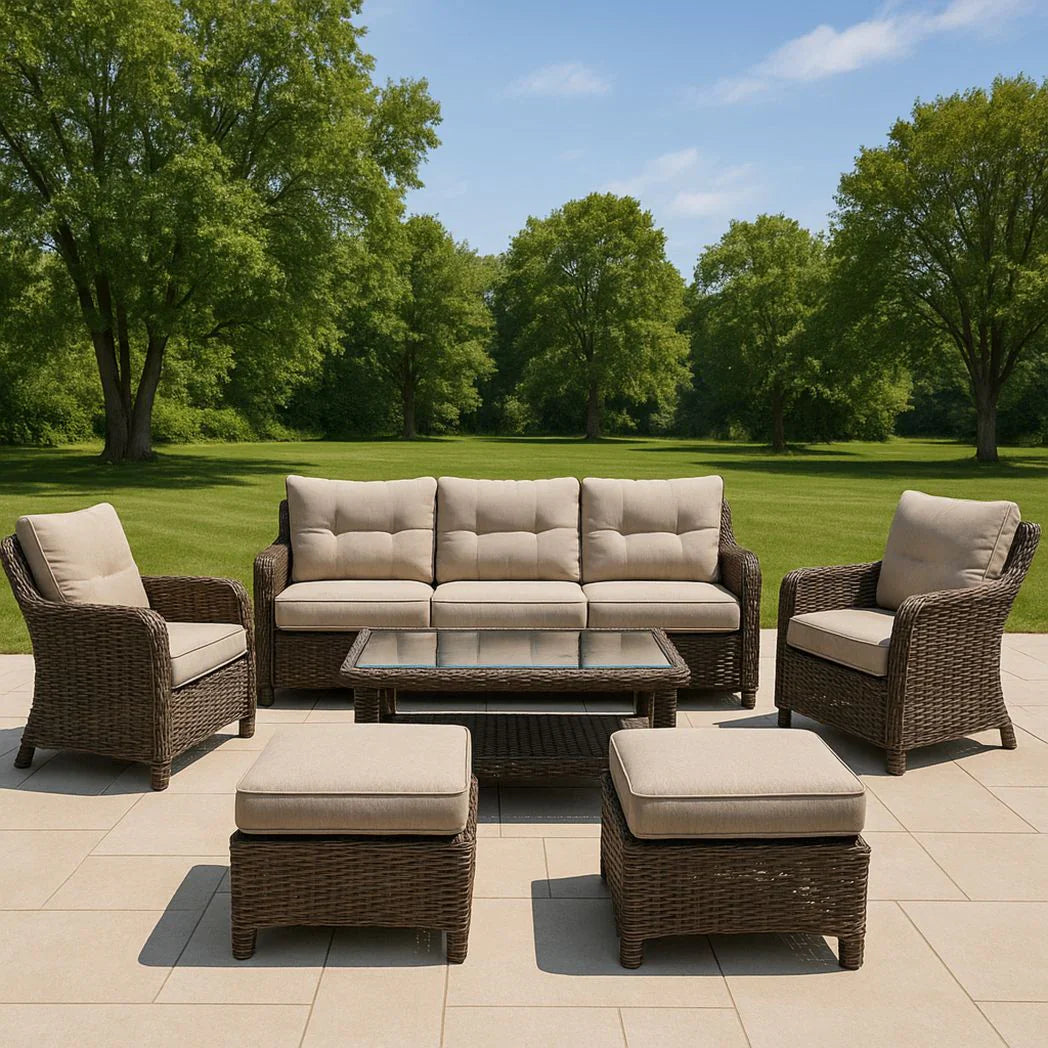 Ensemble de salon de jardin en résine tressée marron avec coussins beiges, comprenant un canapé, des fauteuils, une table basse et des poufs