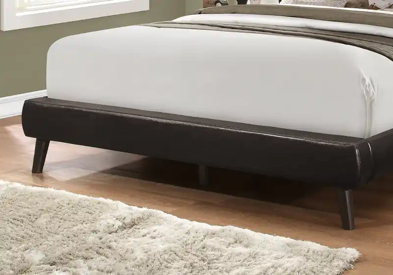 Lit Queen Size Aspect Cuir Marron Avec Pieds En Bois