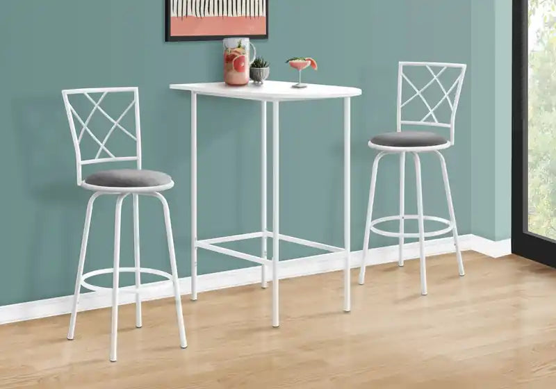 Bar de maison compact avec plateau blanc et éléments métalliques