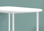 Bar de maison compact avec plateau blanc et éléments métalliques