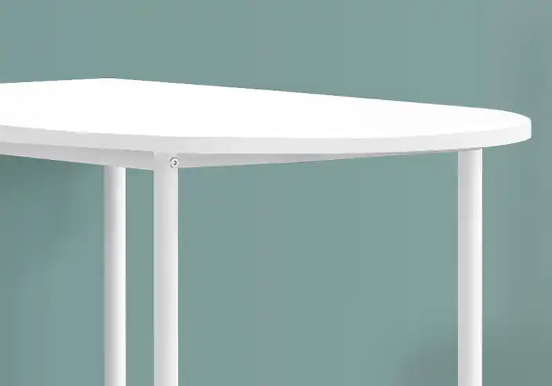 Bar de maison compact avec plateau blanc et éléments métalliques
