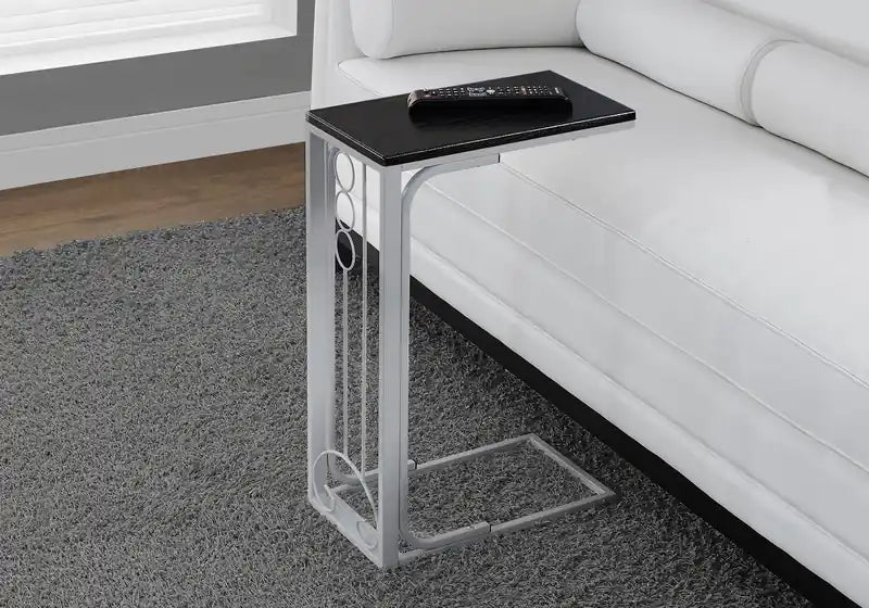 Table d'appoint noire avec accents en métal argenté