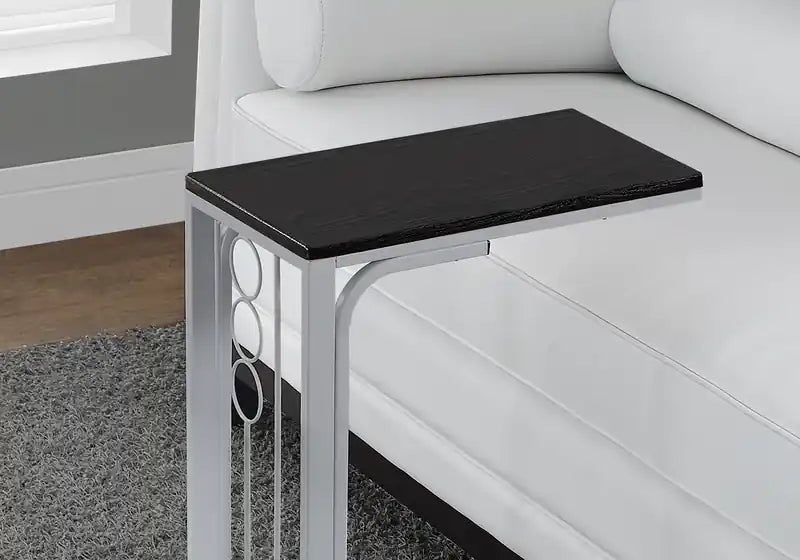 Table d'appoint noire avec accents en métal argenté