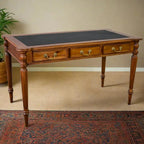 Bureau victorien en acajou massif, brun foncé / brun clair, avec plateau en cuir noir et 3 tiroirs – Unité simple
