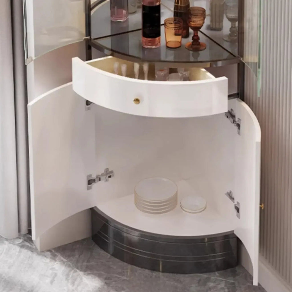 Meuble d'angle à vin avec étagères en verre et métal à plusieurs niveaux